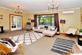 Отель Racecourse Villa - Christchurch Holiday Home  Крайстчерч